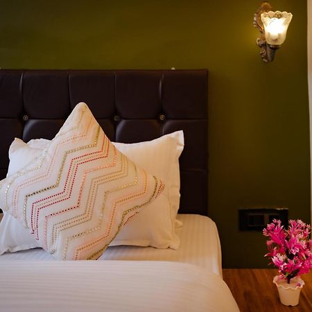 Tripli Hotels Silver Shine Варанаси Екстериор снимка