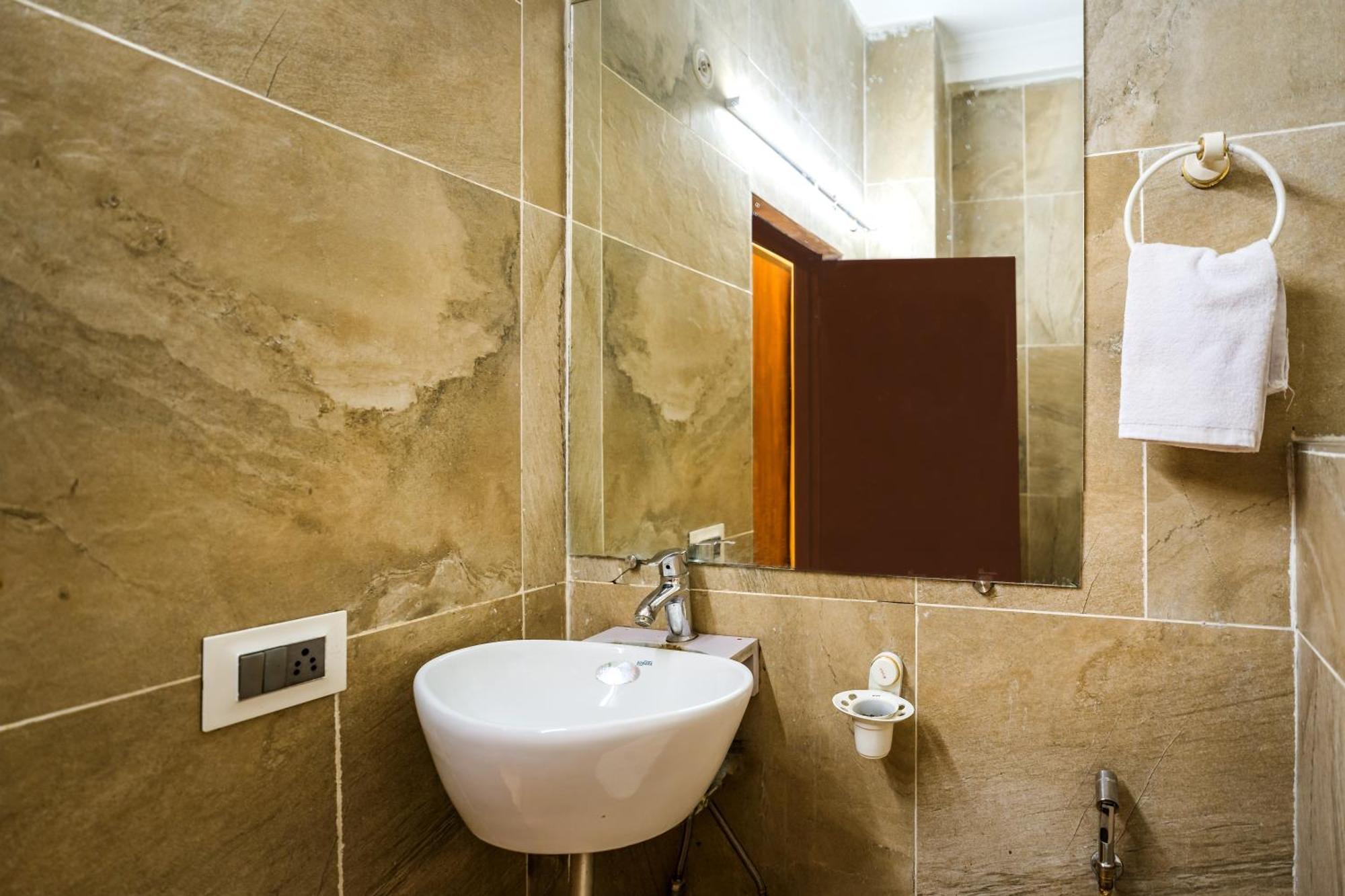 Tripli Hotels Silver Shine Варанаси Екстериор снимка