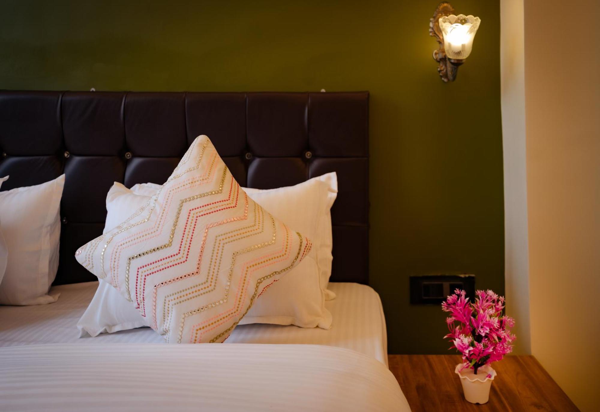Tripli Hotels Silver Shine Варанаси Екстериор снимка