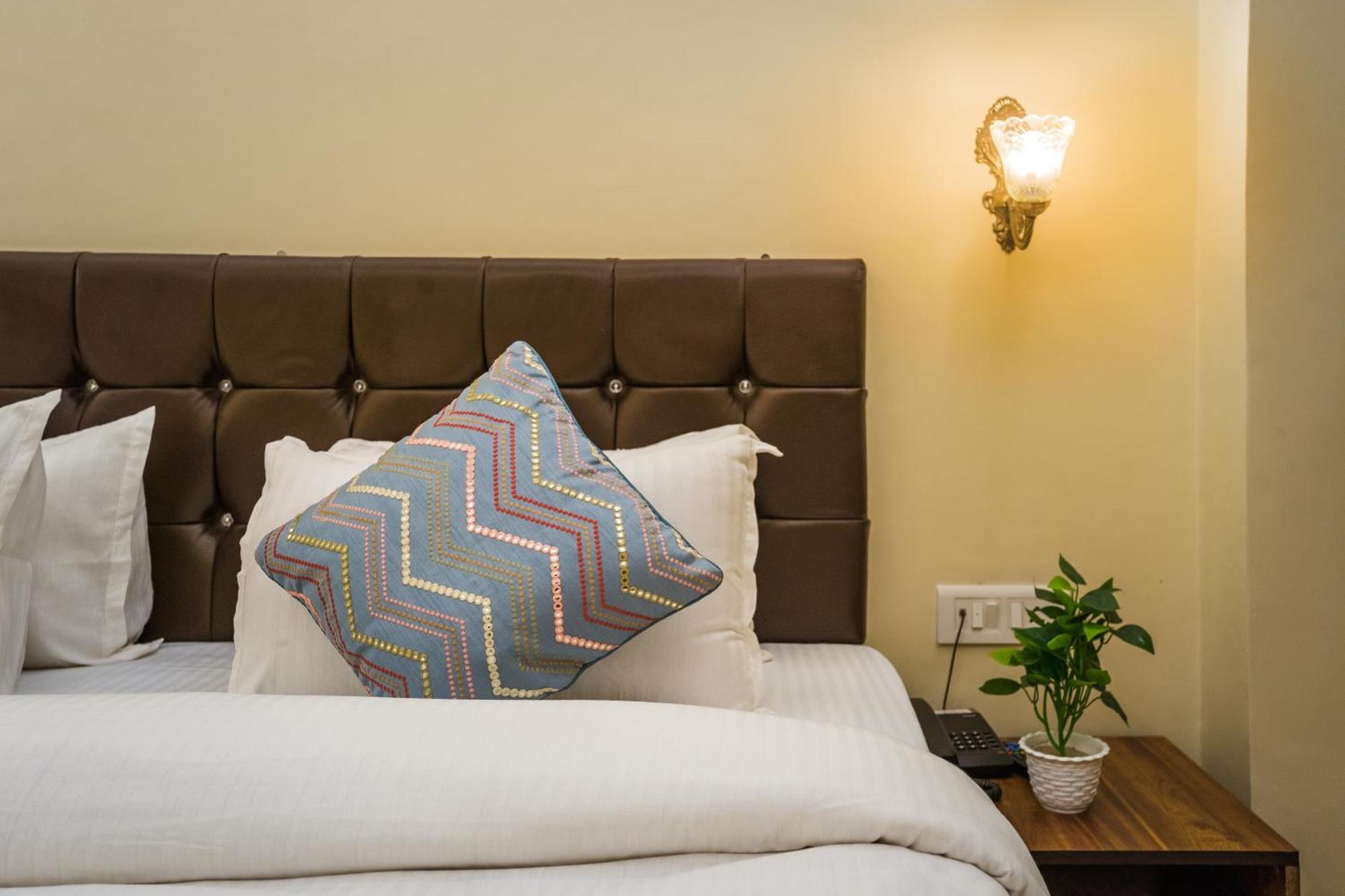 Tripli Hotels Silver Shine Варанаси Екстериор снимка
