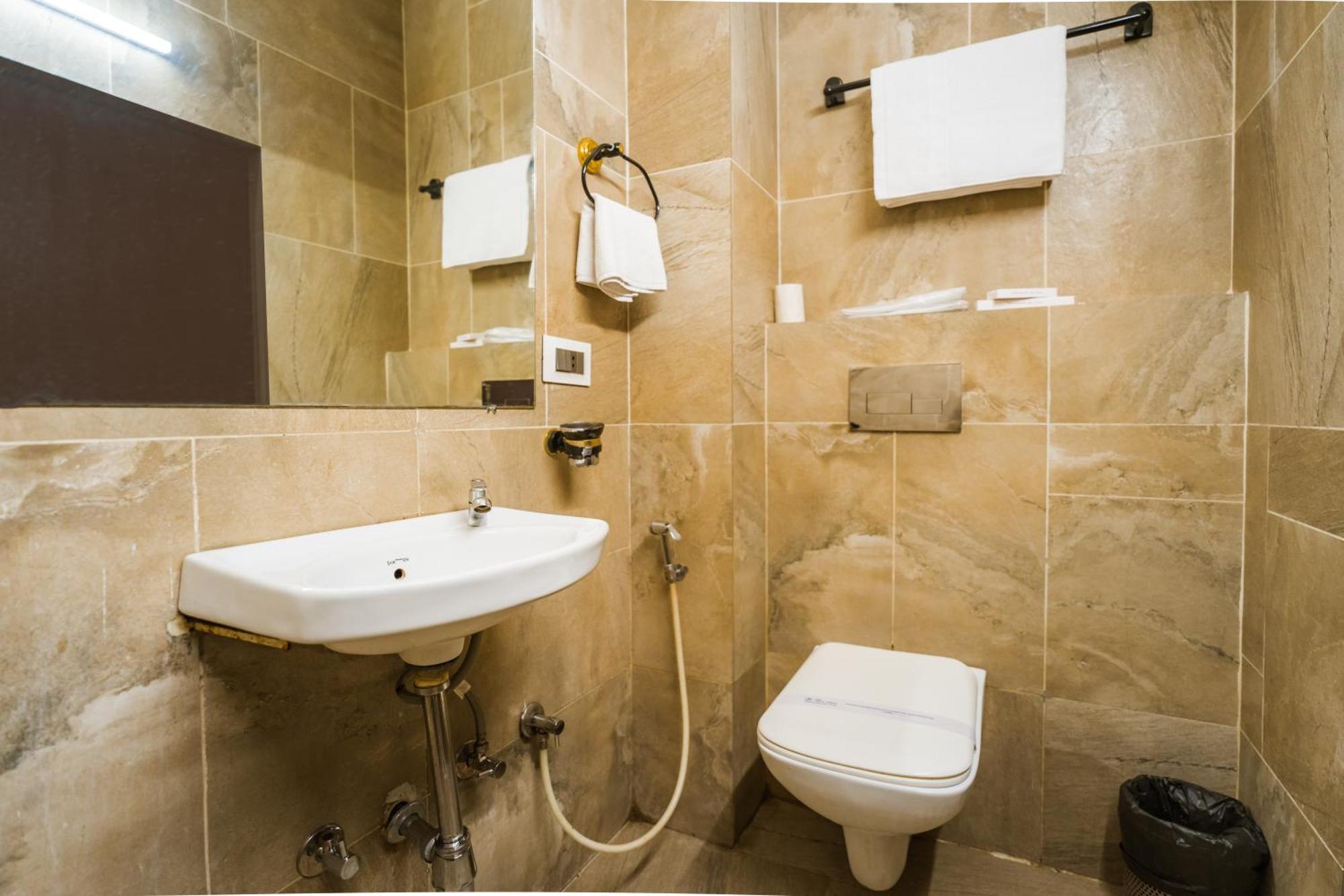 Tripli Hotels Silver Shine Варанаси Екстериор снимка
