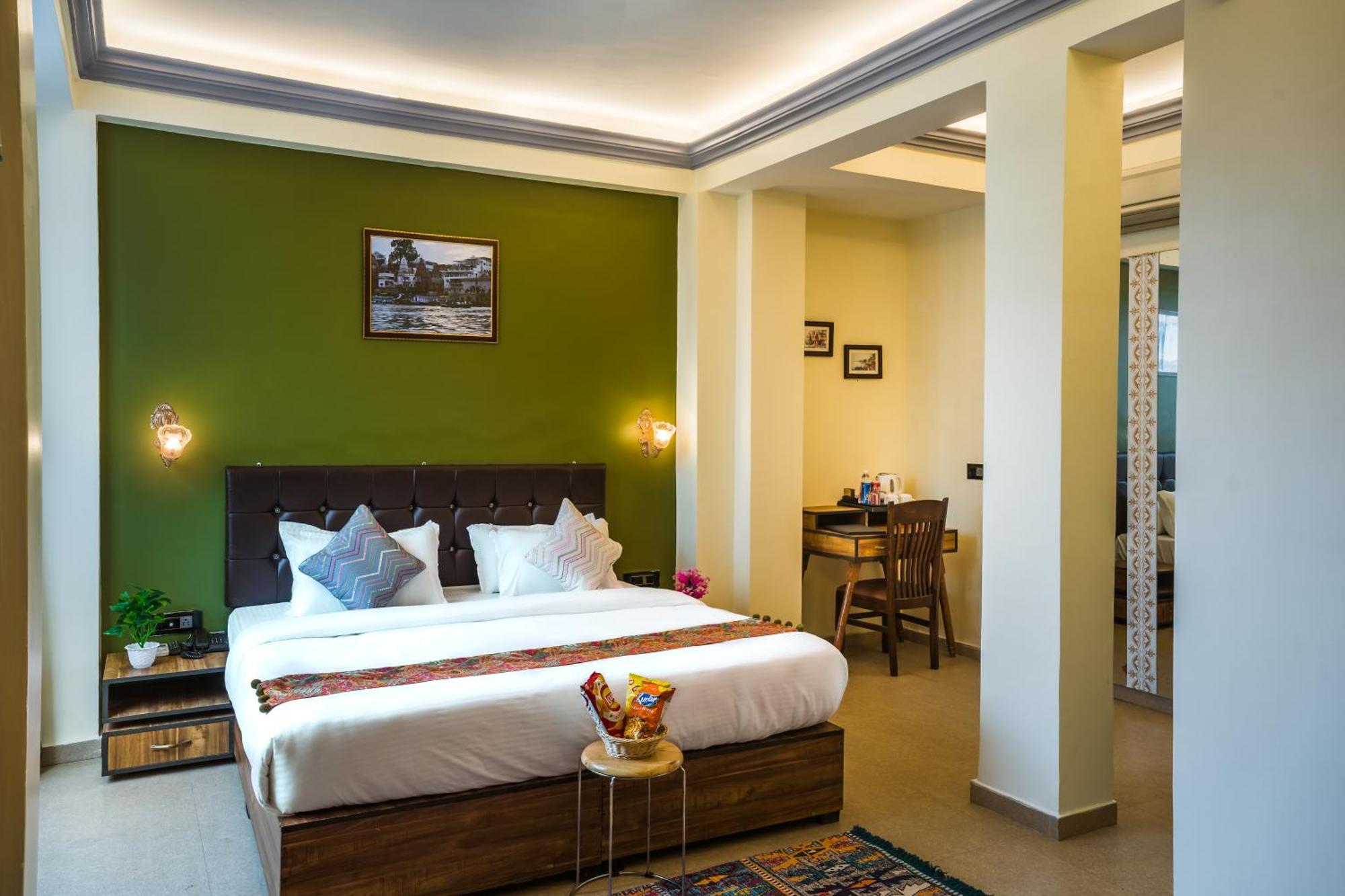Tripli Hotels Silver Shine Варанаси Екстериор снимка