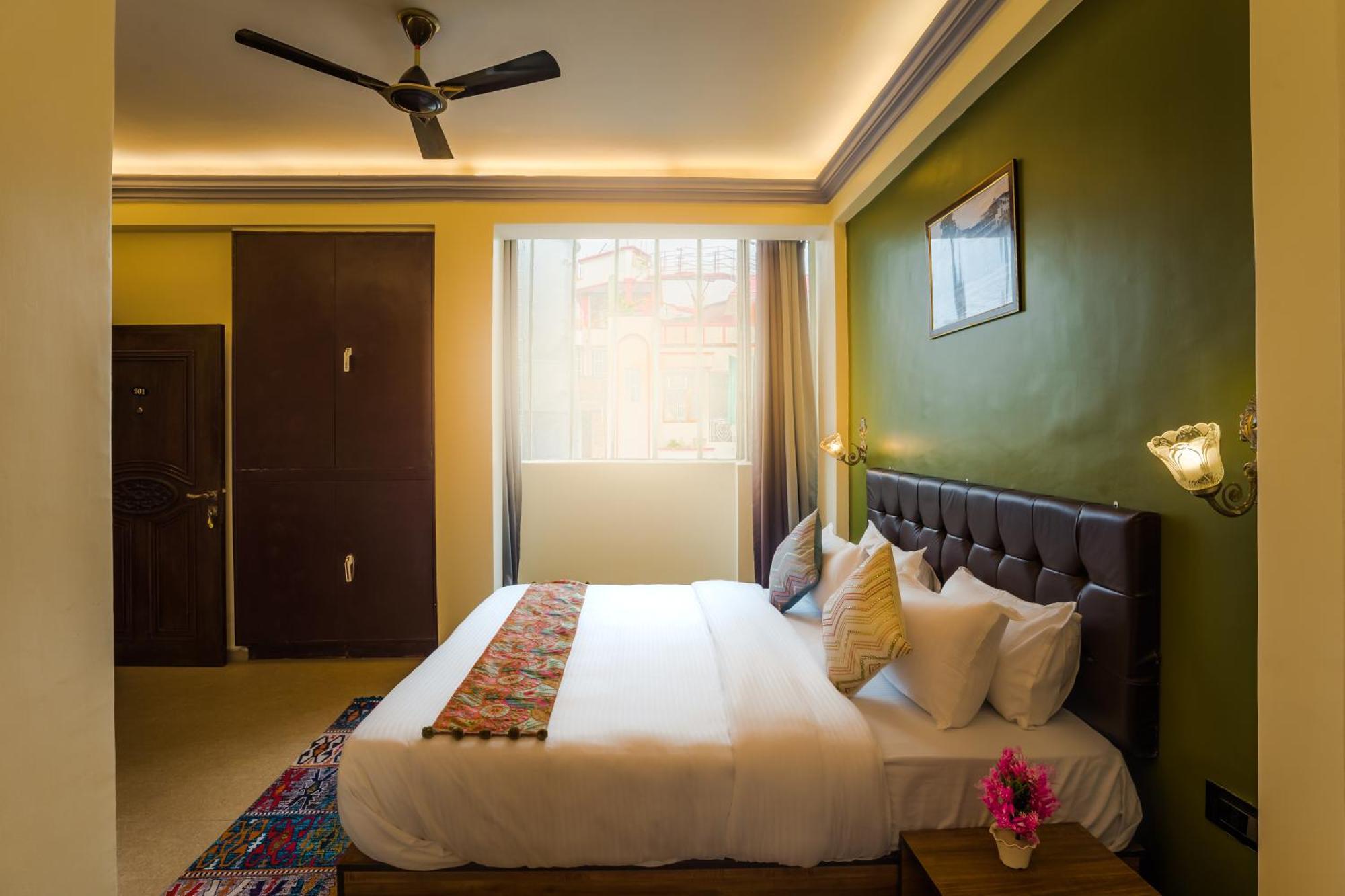 Tripli Hotels Silver Shine Варанаси Екстериор снимка