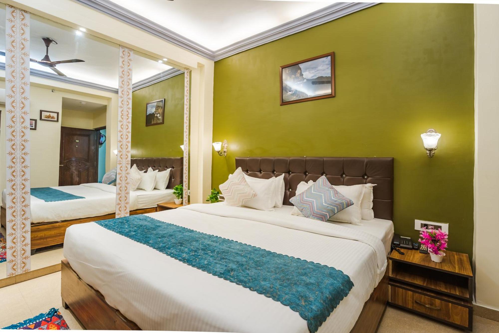 Tripli Hotels Silver Shine Варанаси Екстериор снимка