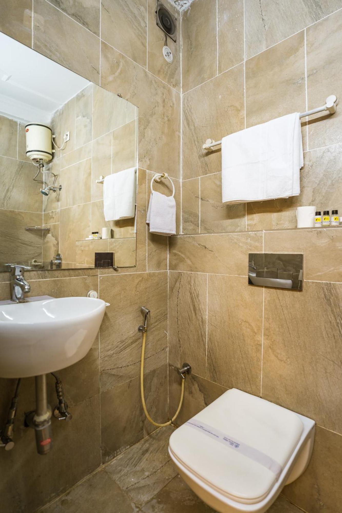 Tripli Hotels Silver Shine Варанаси Екстериор снимка