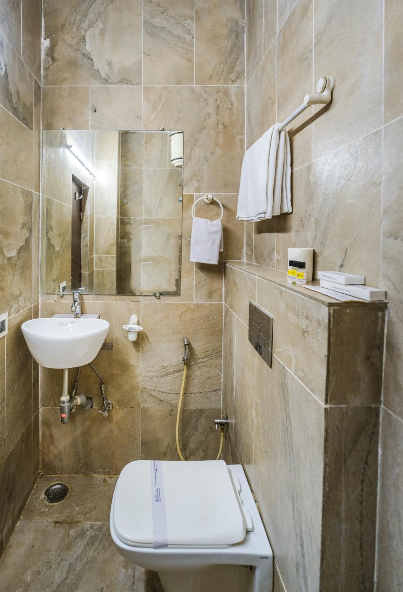Tripli Hotels Silver Shine Варанаси Екстериор снимка