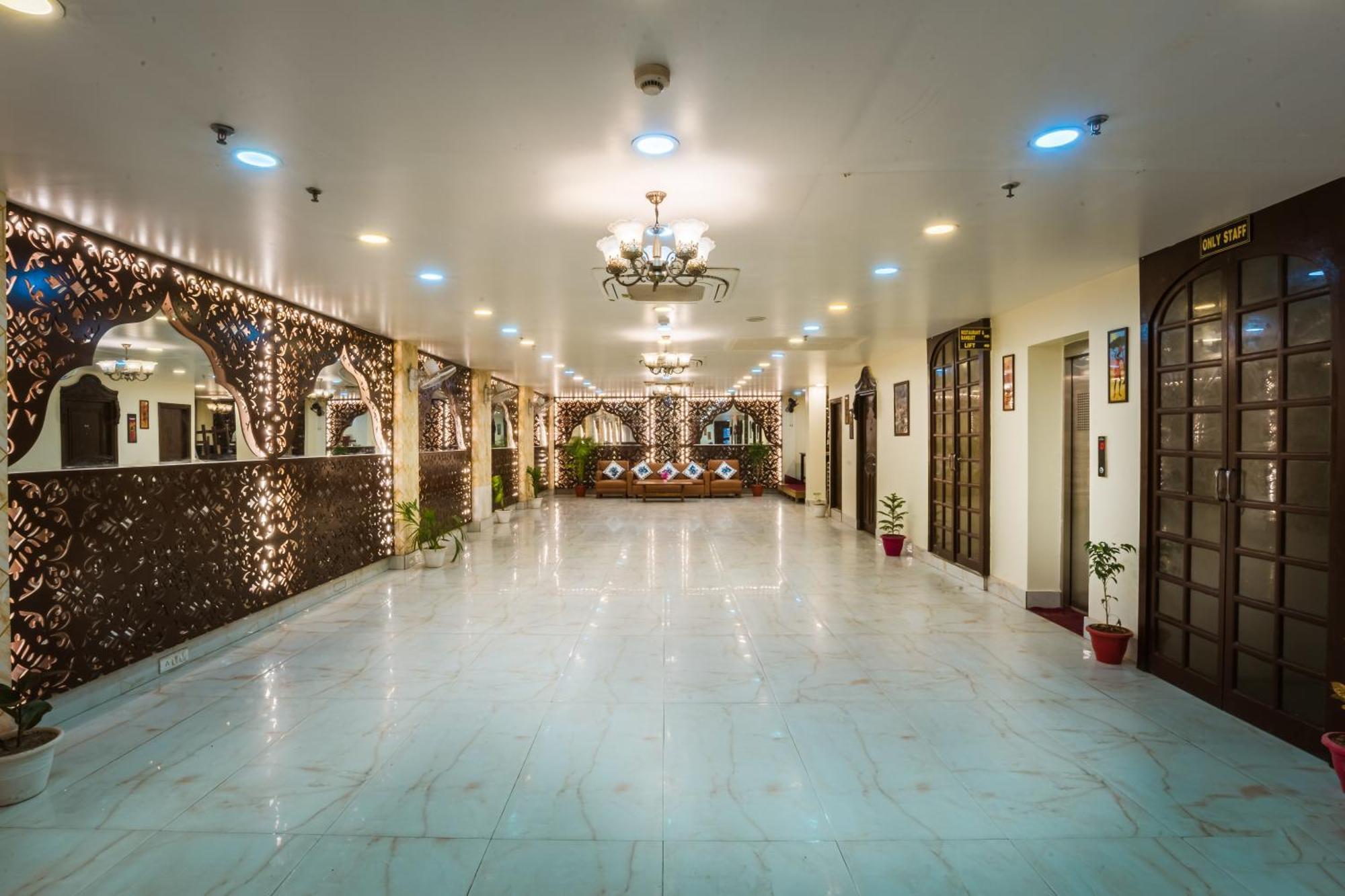 Tripli Hotels Silver Shine Варанаси Екстериор снимка